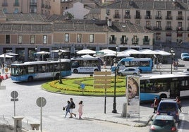 Los dos vehículos lanzadera recogen a pasajeros este lunes en la parada de la plaza de la Artillería.