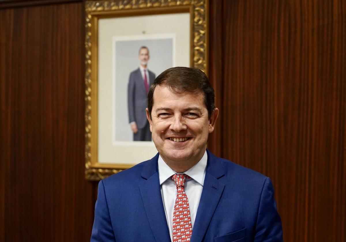 Mañueco ofrece a los grupos que remitan temas a plantear con Sánchez