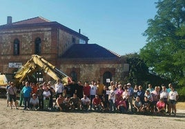 Vecinos de Ortigosa de Pestaño y pueblos vecinos posan delante de unas las máquinas que se disponía a derribar la estación.