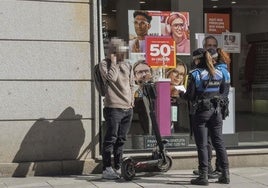 Agentes de la Policía Local revisan la documentación de un conductor de patinete eléctrico.