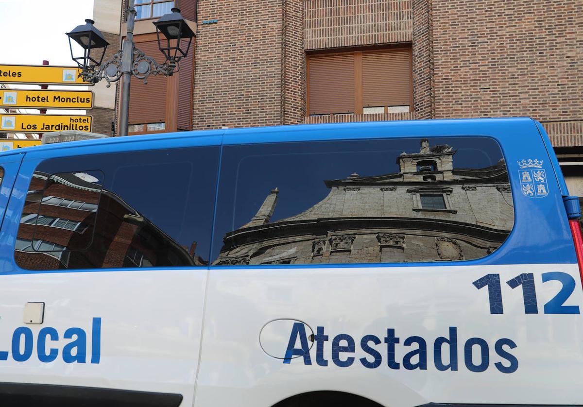 Se queda dormido al volante en una glorieta y triplica la tasa de alcohol