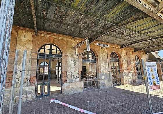 Estado en que se encuentra el andén de la estación de Ortigosa de Pestaño.