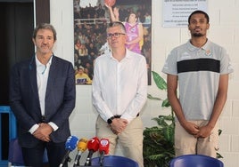 Jesús Manso, presidente del Ponce Valladolid; Enrique Peral, director general del RVB, y el jugador Shemar Wilson.