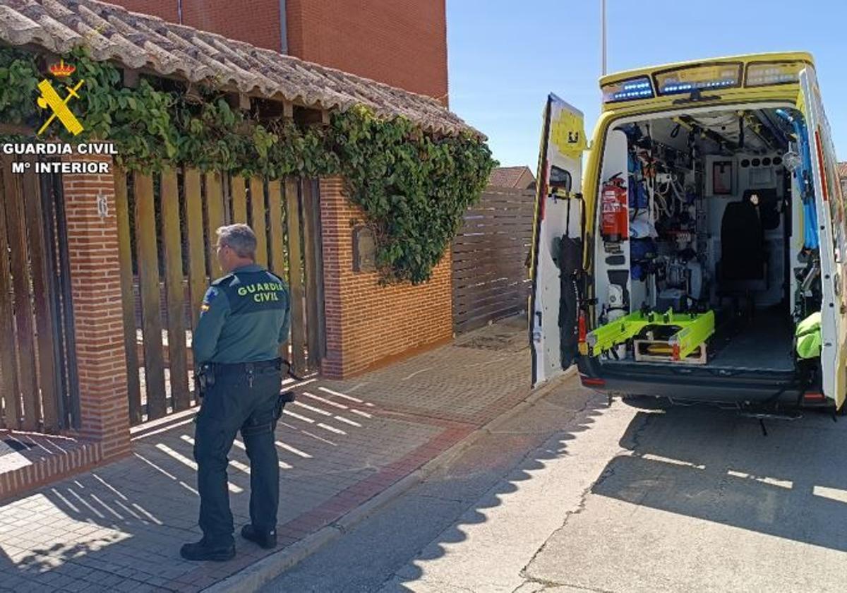 Guardia Civil y sanitarios en el lugar de los hechos.