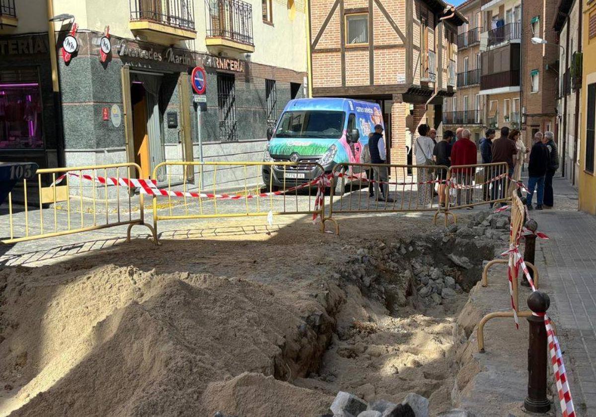 Zanja que la última avería ha ocasionado en la calle de la Plata.