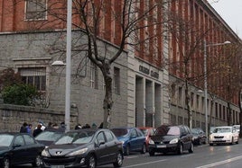 Multitud de vehículos circulan frente al colegio Claret, en la ciudad de Segovia.