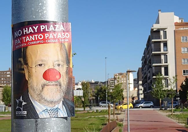 Una de las pegatinas que no han sido retiradas contra el nombre de la futura plaza de la Ciudad de la Comunicación.
