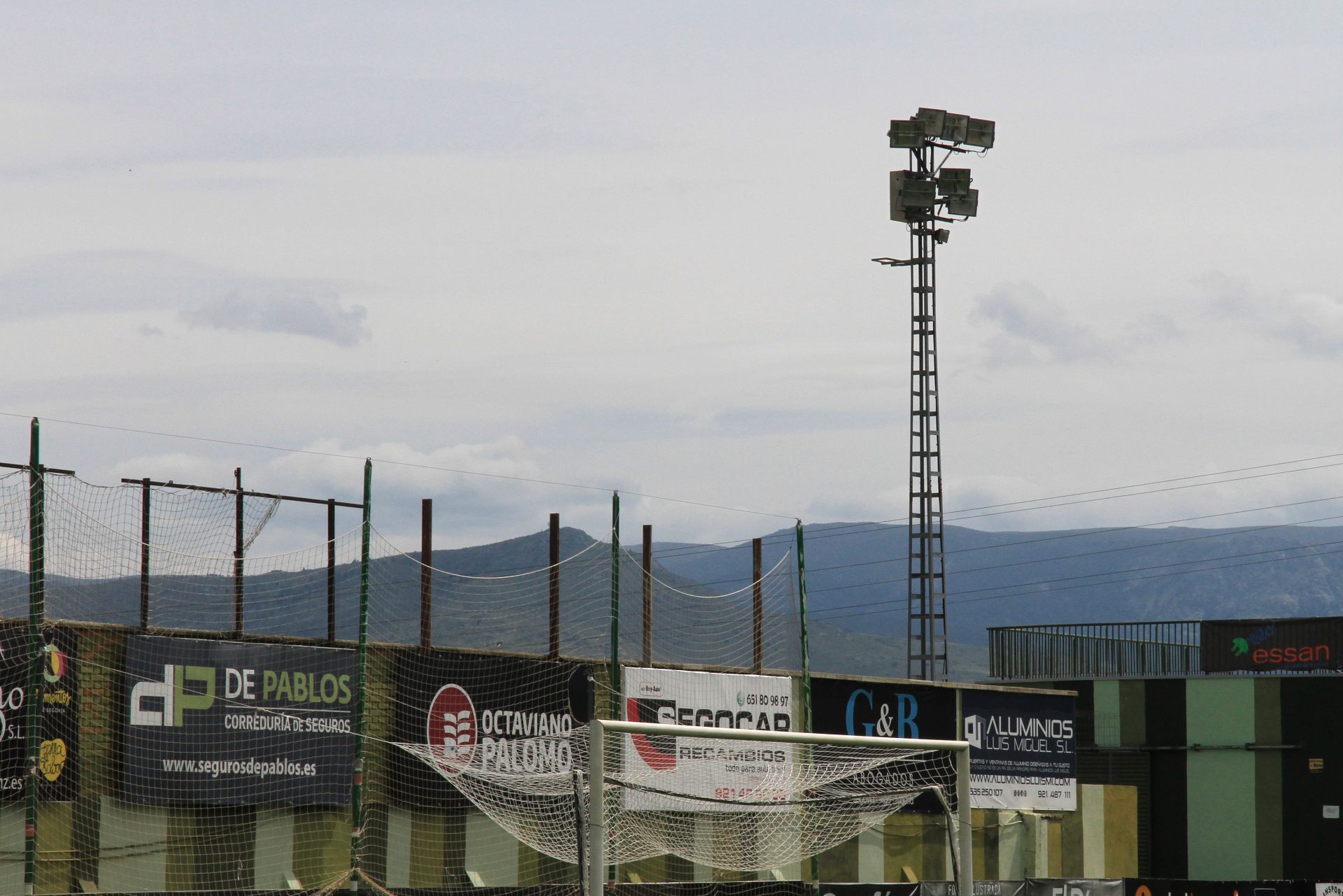 Una de las torres de luz del campo municipal de La Albuera.