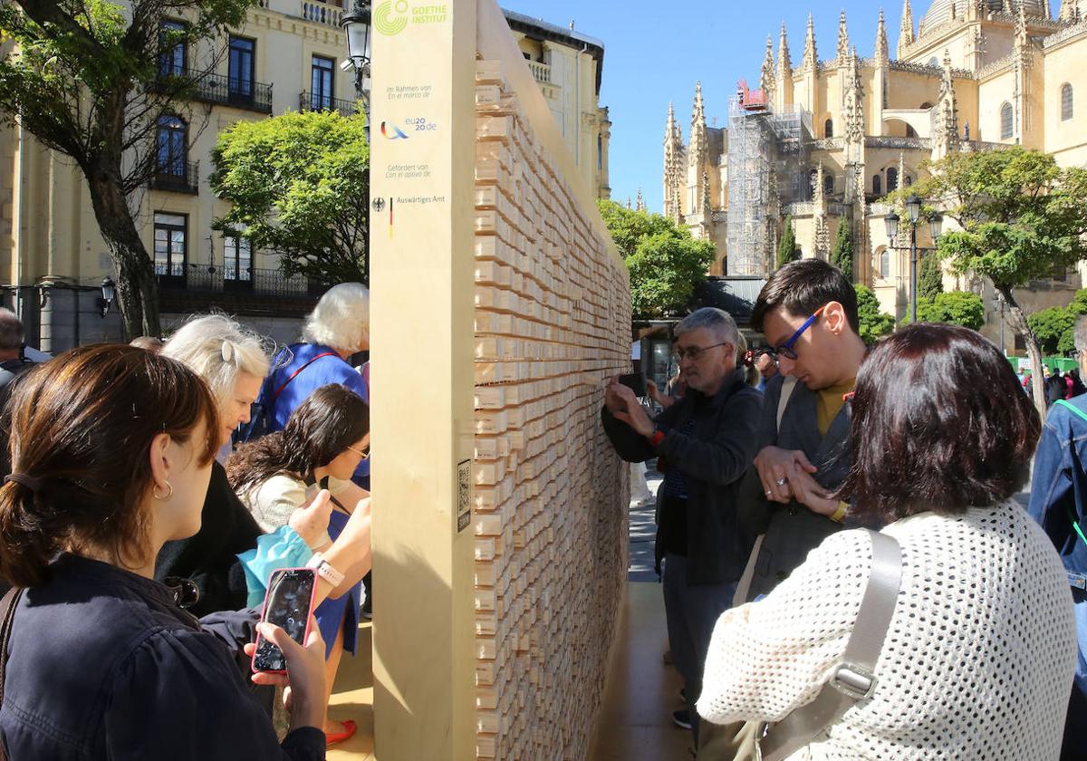 Instalación alusiva al Muro de Berlín, que se desvaneció en apenas veinticuatro horas.