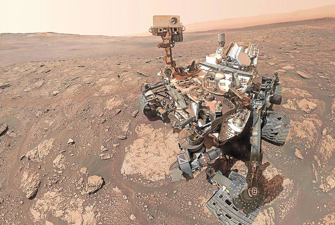 Ya sobre la superficie marciana, una imagen del rover durante su estudio de la habitabilidad del planeta.