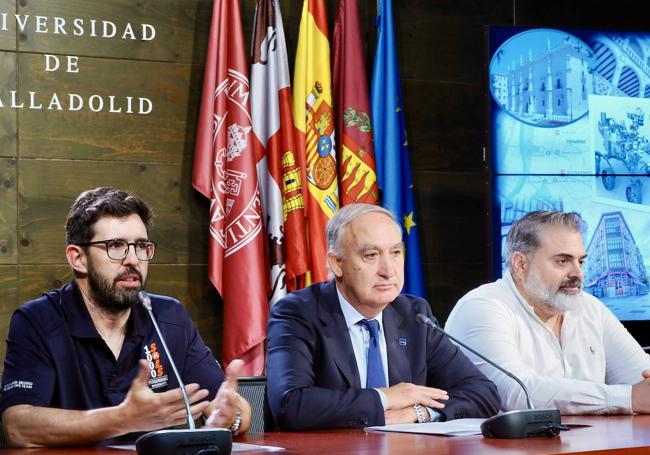 De izquierda a derecha, el investigador del Grupo Erica de la UVA, Guillermo López-Reyes, el rector de la Universidad de Valladolid, Antonio Largo, y José Antonio Manrique, también investigador de la institución.