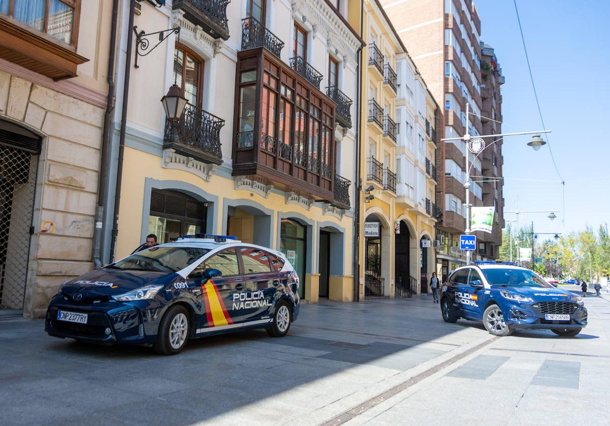 Vehículos de la Policía Nacional, junto al portal donde ocurrieron los hechos.