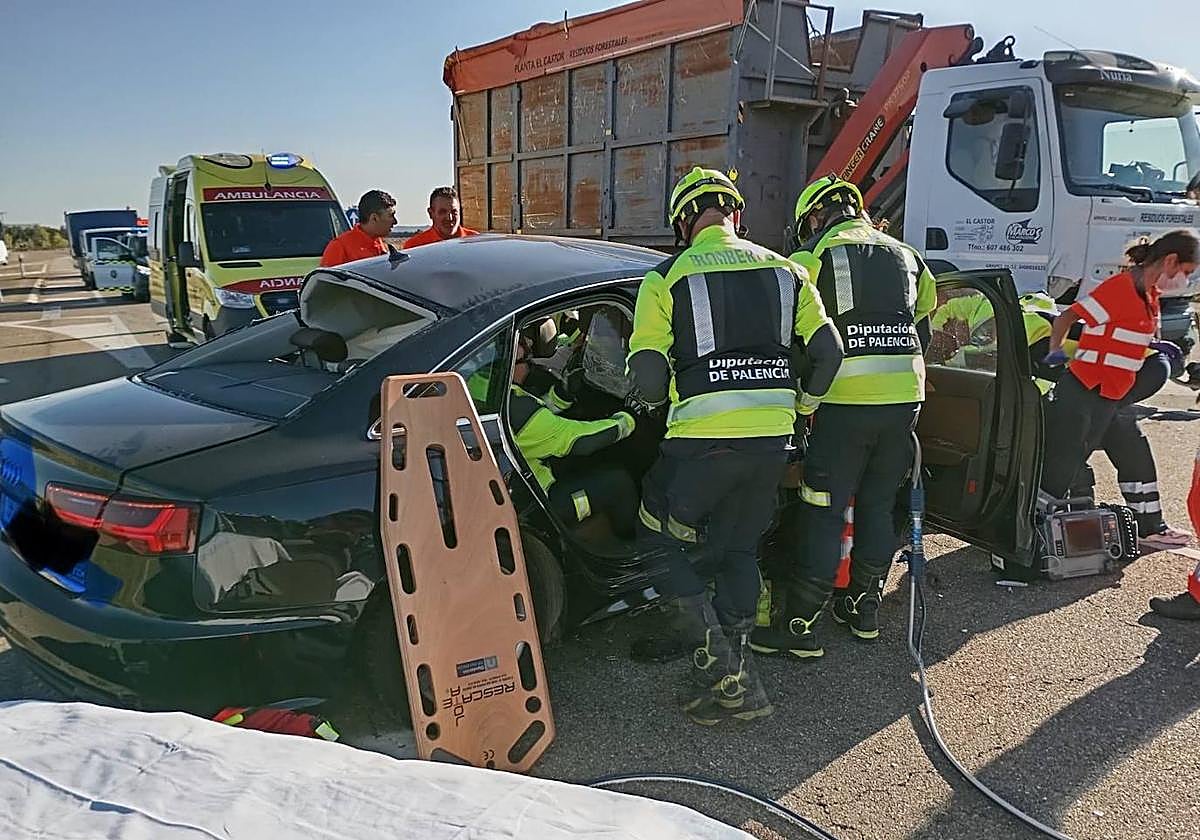 Los bomberos de la Diputación de Palencia, la Guardia Civil y los equipos de emergencias trabajan en el lugar del accidente.