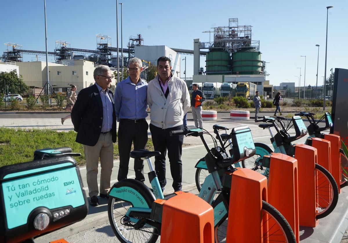 Eduardo Cabanillas (Auvasa), Bruno Arias (Michelin) y el concejal Alberto Gutiérrez posan junto a la estación de Biki.