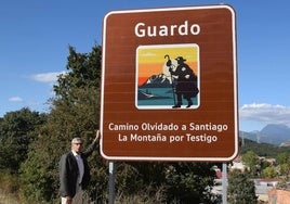 El alcalde de Guardo, Juan Jesús Blanco, junto a un cartel de promoción del Camino Olvidado a Santiago.