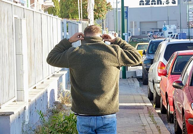 Un joven se protege del frío en el polígono de Argales a primera hora de la mañana de este miércoles.
