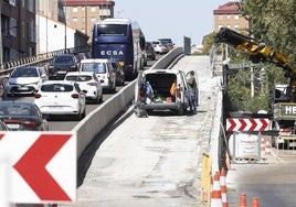 Trabajos de rehabilitación del tablero del viaducto de Arco de Ladrillo en el carril que discurre hacia el centro.