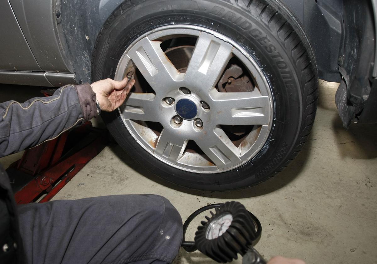 El TPMS (Tire Pressure Monitoring System) se trata de una señal de monitorización de la presión de los neumáticos.