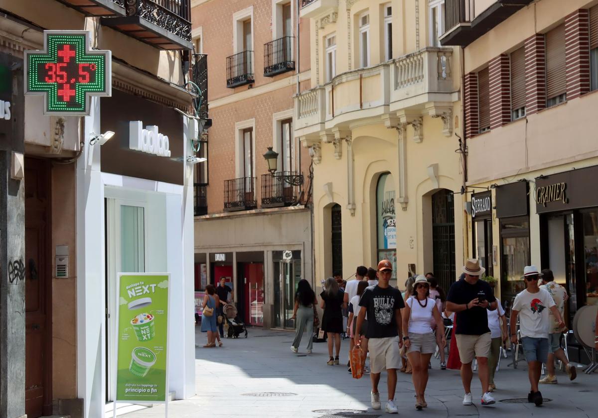 Un grupo de personas pasea por la Calle Real el pasado agosto agosto, durante la jornada más calurosa del año.