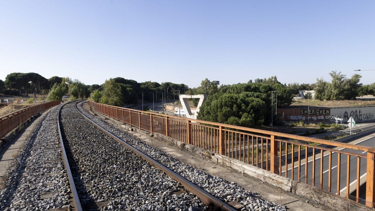 Vía de Ariza al paso sobre la Ronda Exterior Sura (VA-30). Al fondo, el pilar vacío que sujetará el último tramo del viaducto de los Tramposos.