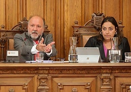 El concejal de Hacienda se dirige a los ediles de la oposición durante el pleno.