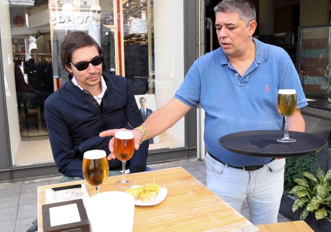 El pintor Luis Pérez tomando una caña en el Bar Suizo, uno de sus lugares favoritos.