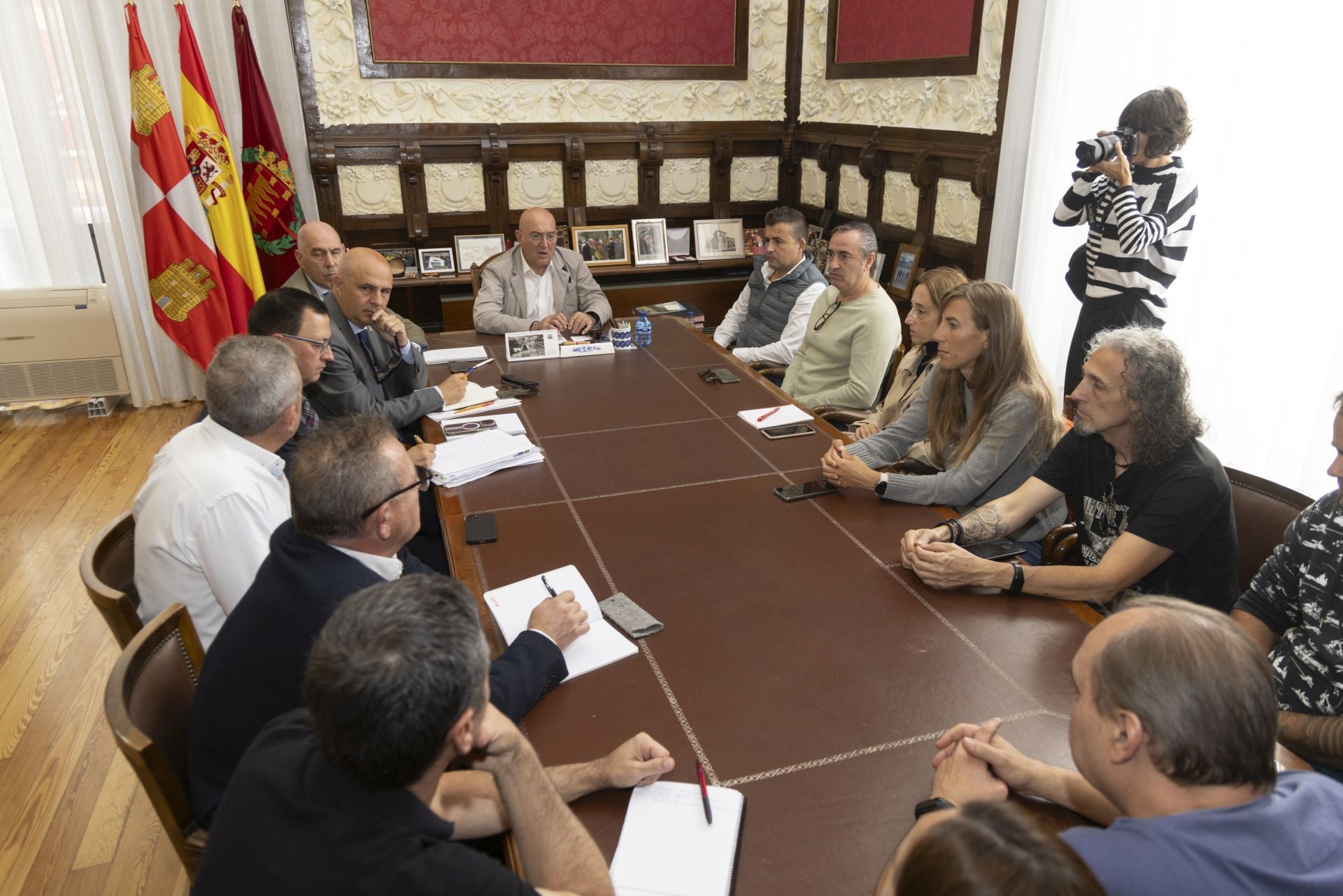 El alcalde Jesús Julio Carnero y los viceconsejeros de la Junta Carlos M. Tobalina y Jorge Llorente, con los miembros del comité de empresa de la fábrica.