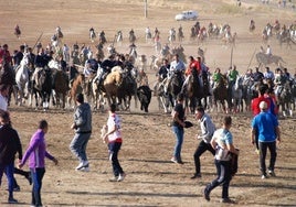 Caballistas durante uno de los encierros tradicionales al estilo de la villa de Olmedo.