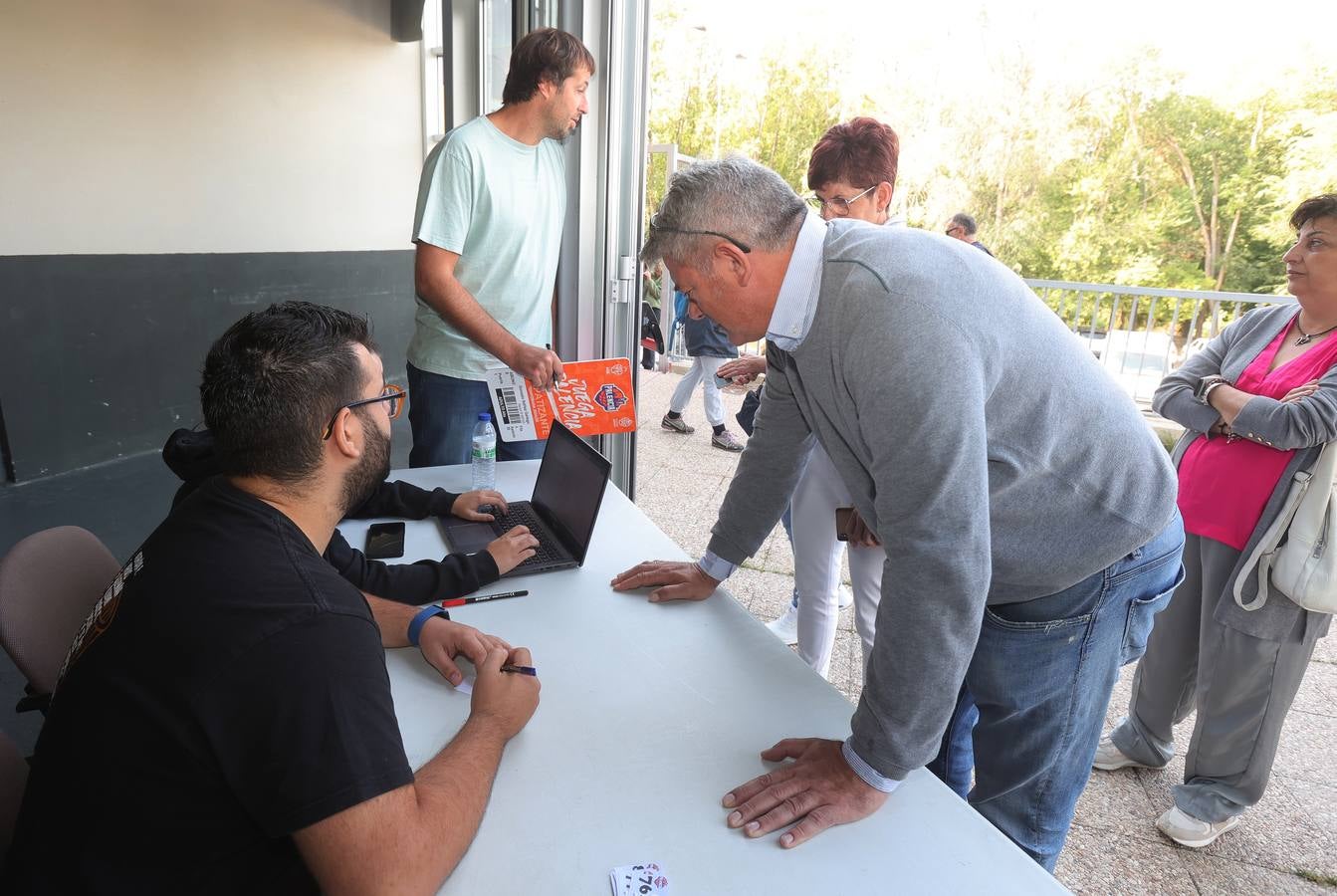 Colas para hacerse con los últimos abonos del Palencia Baloncesto