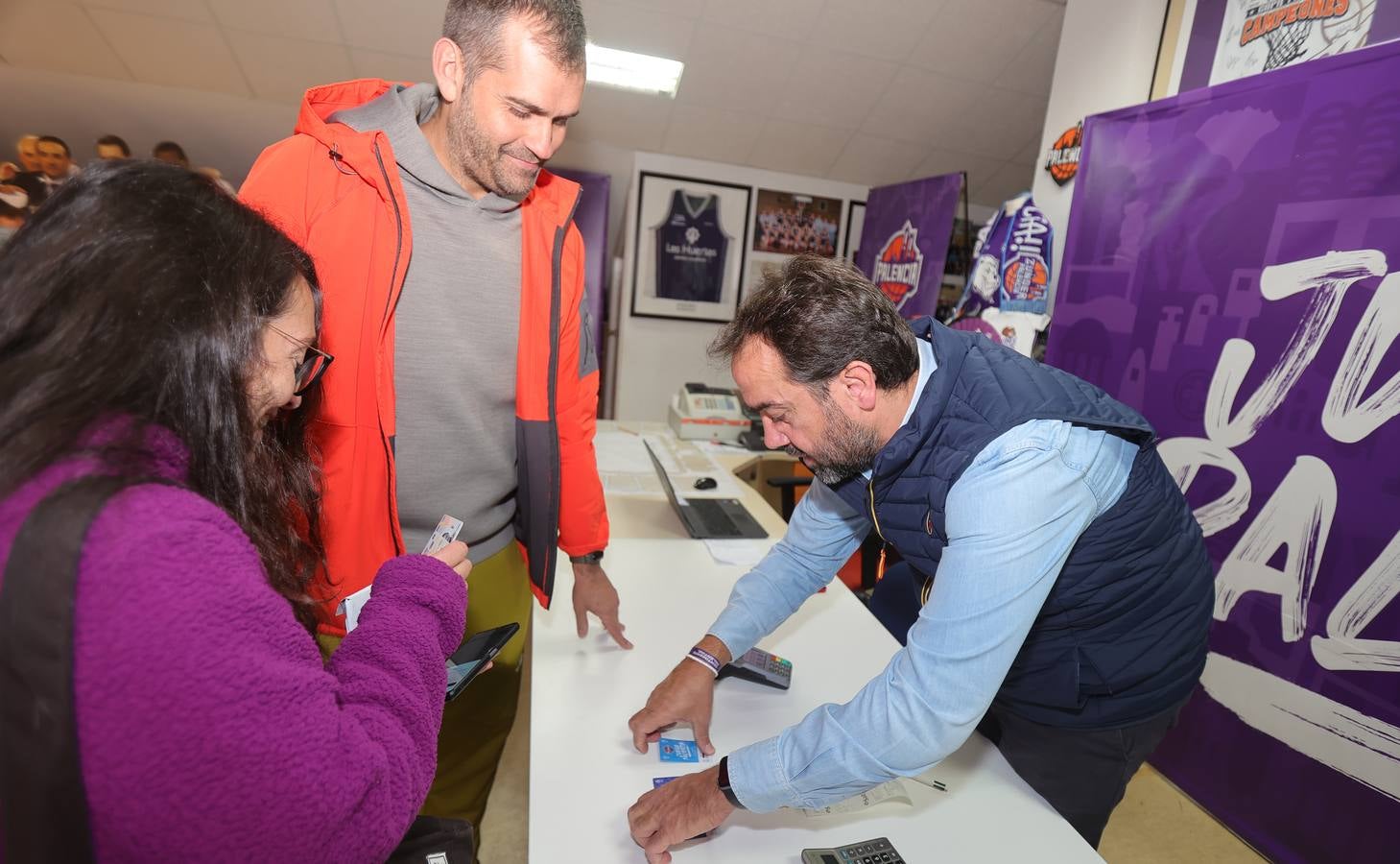 Colas para hacerse con los últimos abonos del Palencia Baloncesto