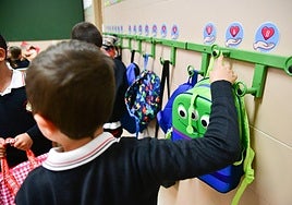 Un niño cuelga su mochila en el primer día de clase en el colegio Huelgas de Valladolid.