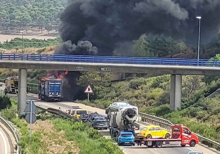 Incendio de un camión a la altura de La Cistérniga.