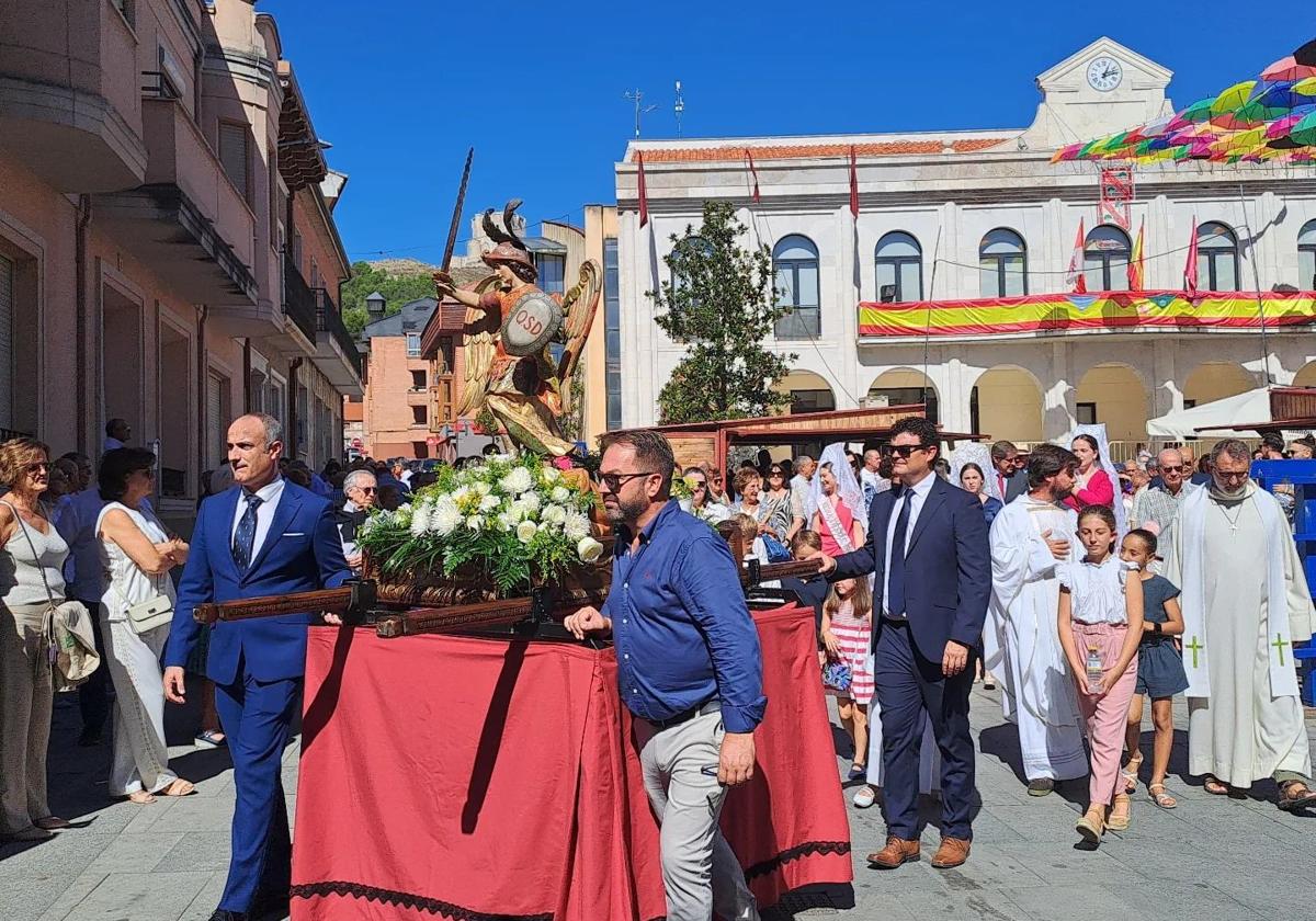 Procesión en honor a San Miguel en Íscar, en años anteriores.