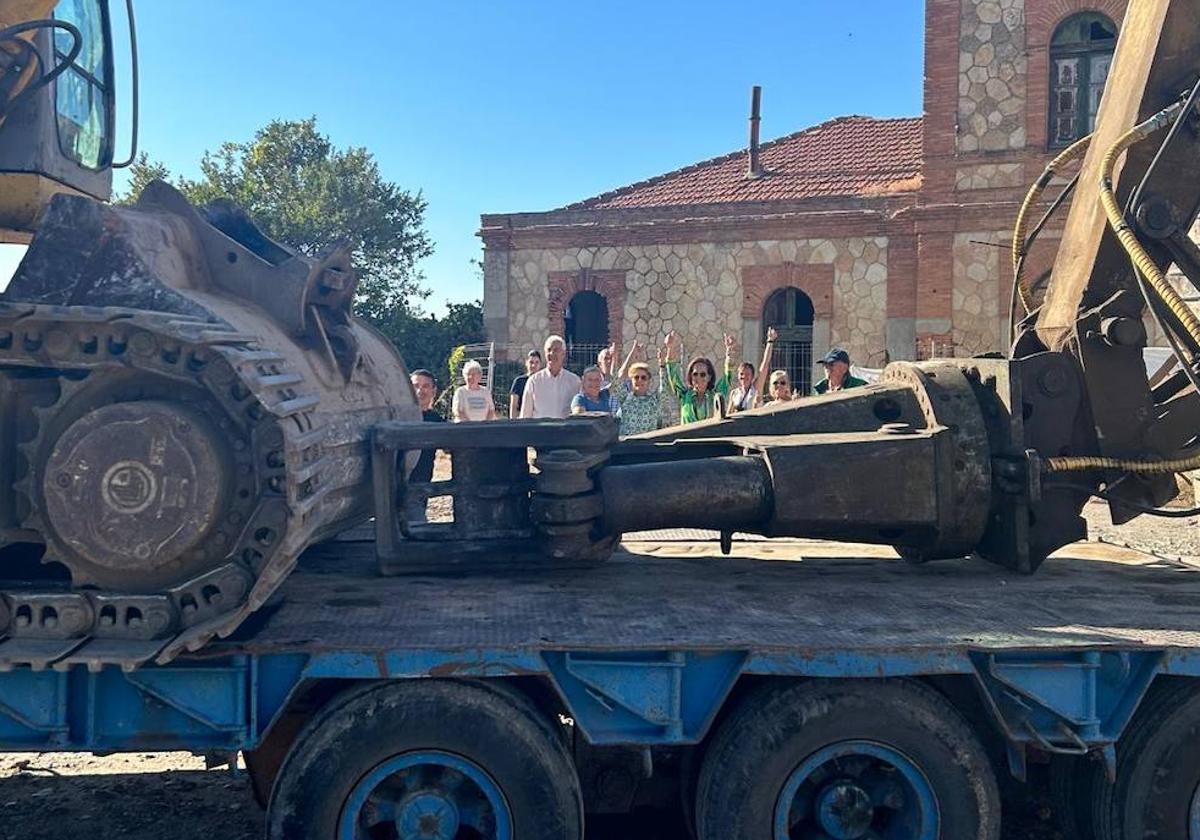 El vecindario despide con júbilo a los operarios que iban a derribar la estación.