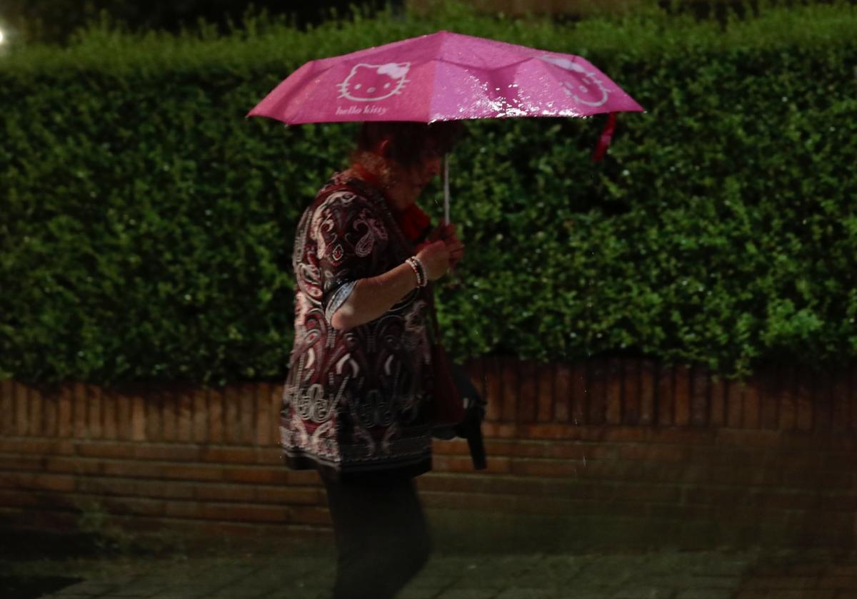 Una mujer se protege de la lluvia, este verano en Valladolid.