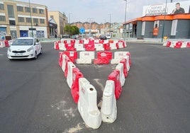 La nueva rotonda de 'new jersey' que regula la circulación en el cruce de la avenida de El Norte de Castilla con la calle Forja.