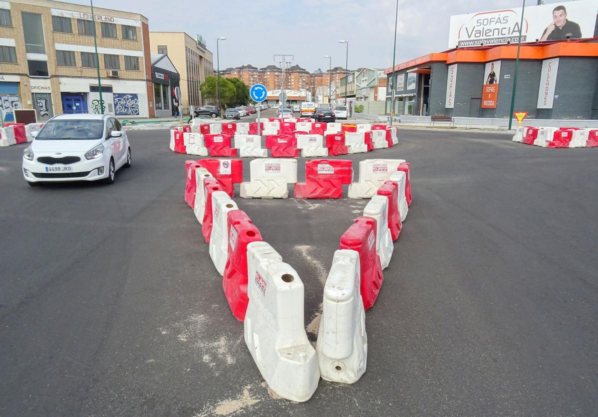 La nueva rotonda de 'new jersey' que regula la circulación en el cruce de la avenida de El Norte de Castilla con la calle Forja.