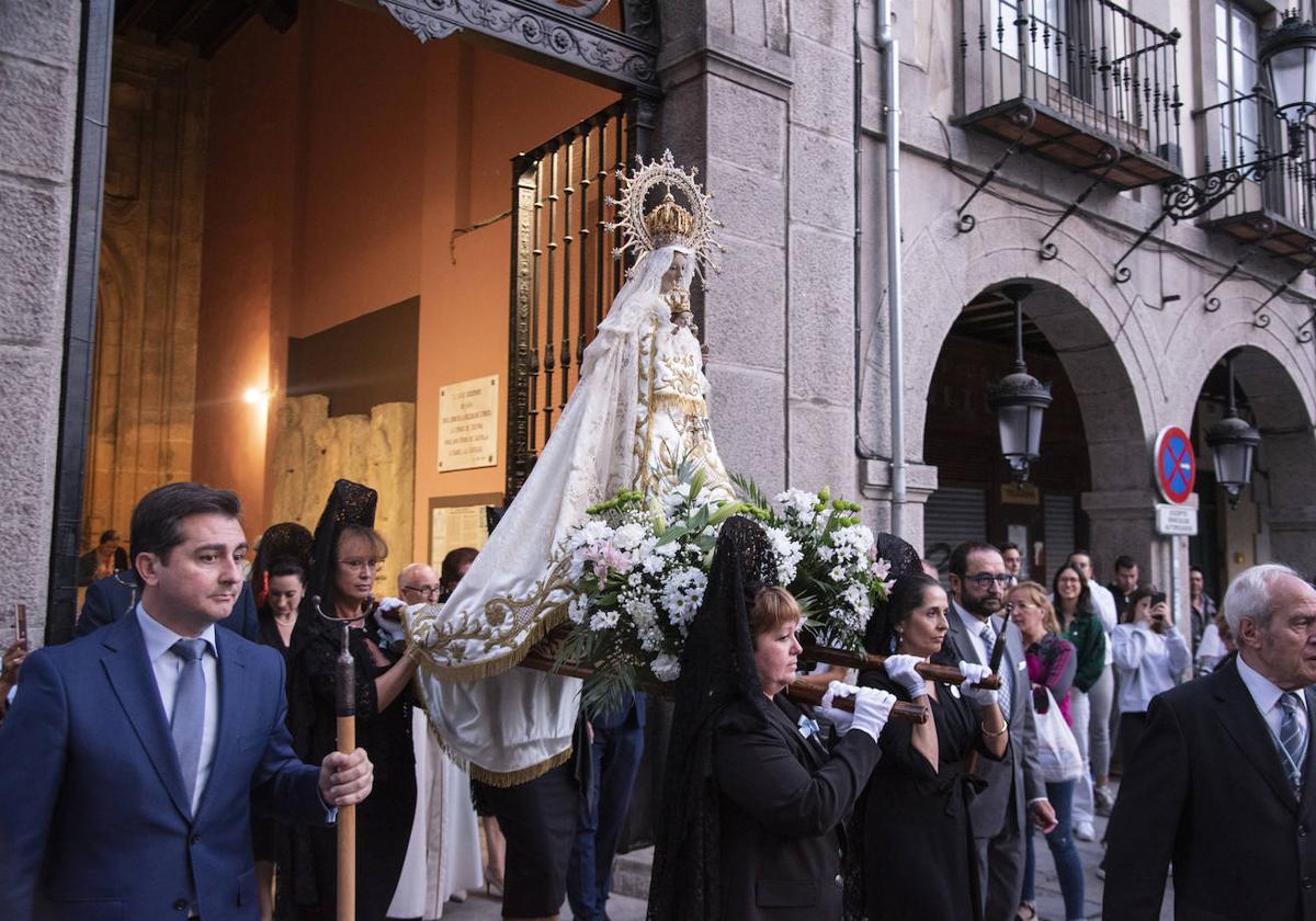 La Virgen de la Fuencisla sale en andas desde la iglesia de San Miguel, hace dos años.