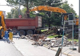 Trabajos de reparación en la avenida de Santiago Amón.