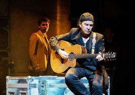 Álvaro Urquijo a la guitarra y, tras él, Javier Orán, durante un pasaje del musical 'A tu lado'.