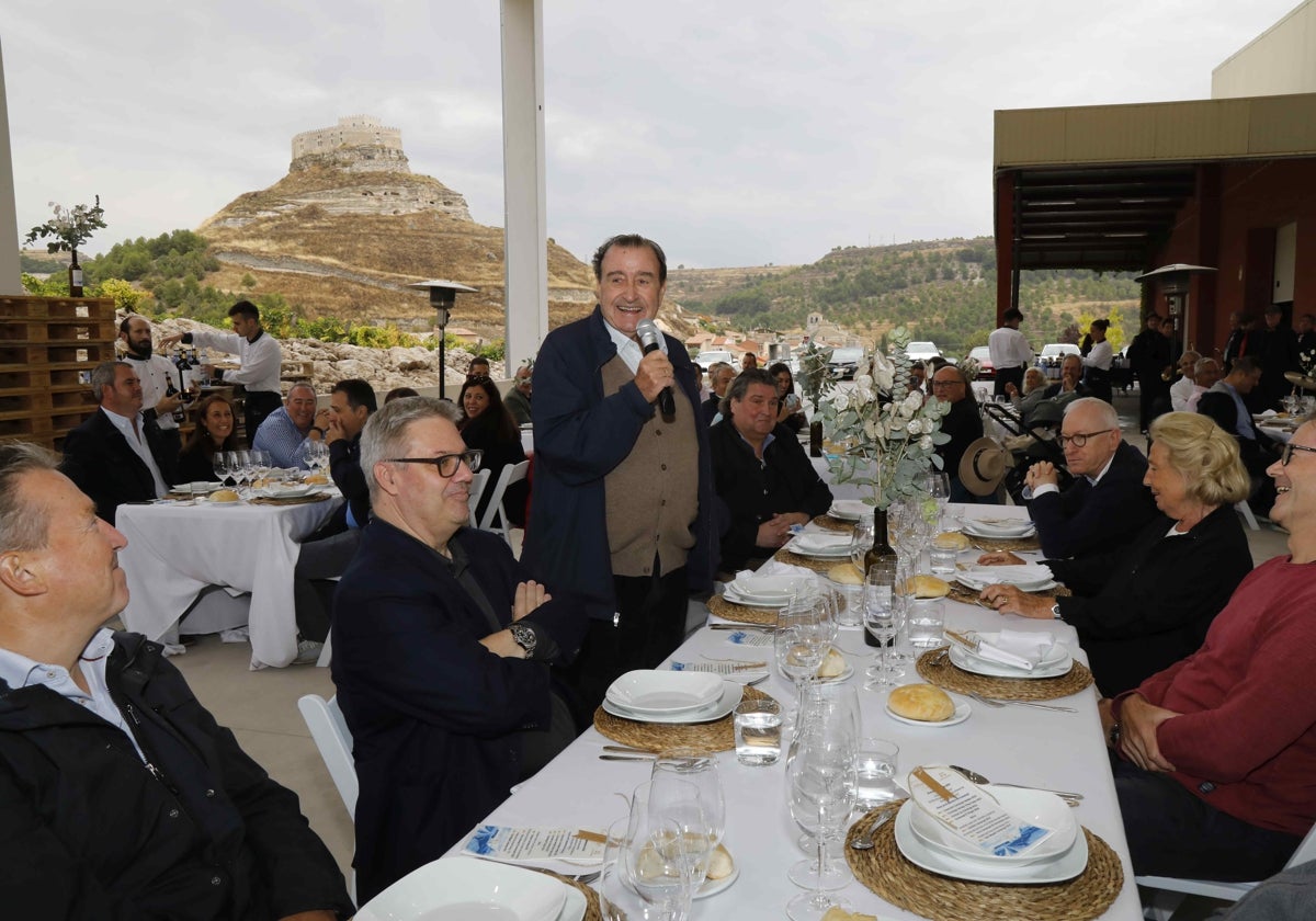 Jaime Comenge, micrófono en mano, da la bienvenida a los invitados a la celebración de los 25 años de la bodega.