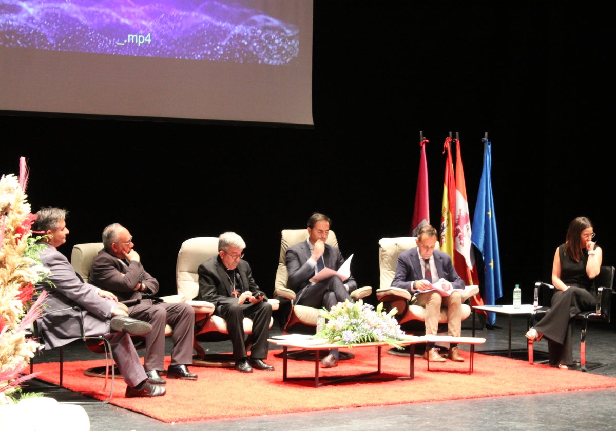 Imagen principal - Presentación del XXXV Encuentro Nacional de Cofradías de Medina del Campo 