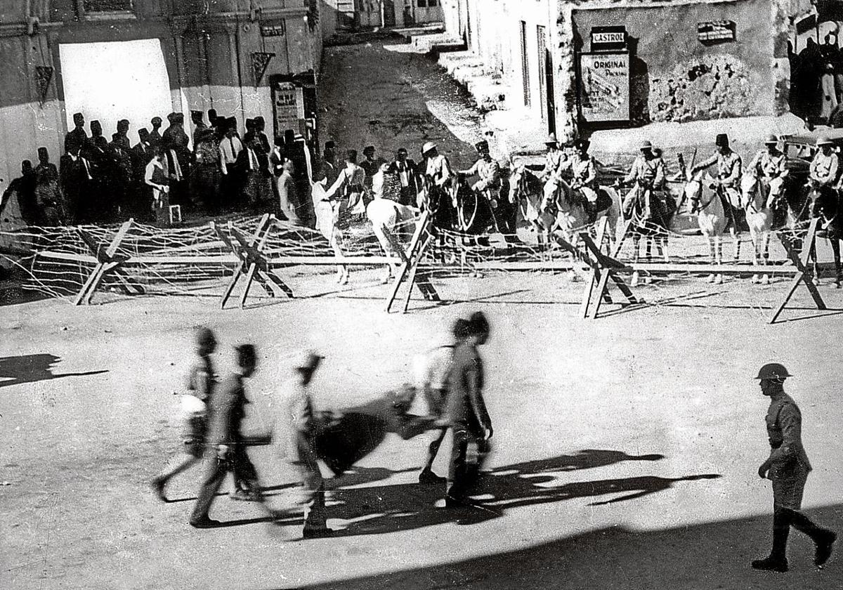 La policía transporta a uno de sus compañeros heridos en unos incidentes en Jaffa en 1936, durante el mandato británico en Palestina.