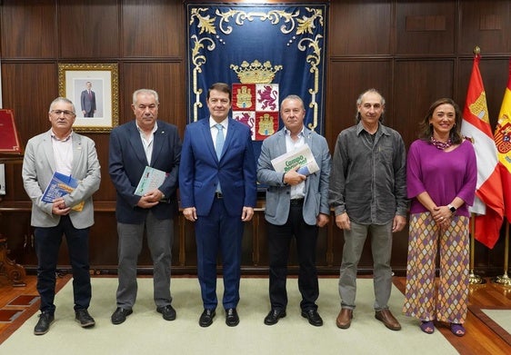 El presidente de la Junta y la consejera de Agricultura junto a los representantes de las organizaciones profesionales agrarias.