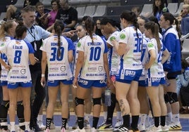 Las jugadoras del Aula, durante un tiempo muerto el pasado sábado en San Sebastián.