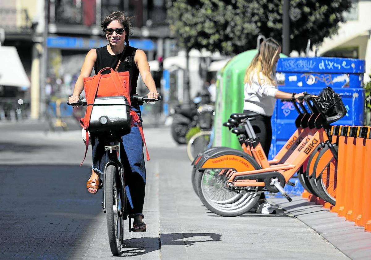 Una usuaria de una bicicleta eléctrica de BIKI.