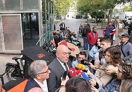 El alcalde, Jesús Julio Carnero, este viernes durante la presentación de las bicicletas adaptadas.