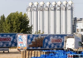 Camiones de Bimbo junto a la fábrica de la calle Pirita del polígono San Cristóbal de Valladolid.