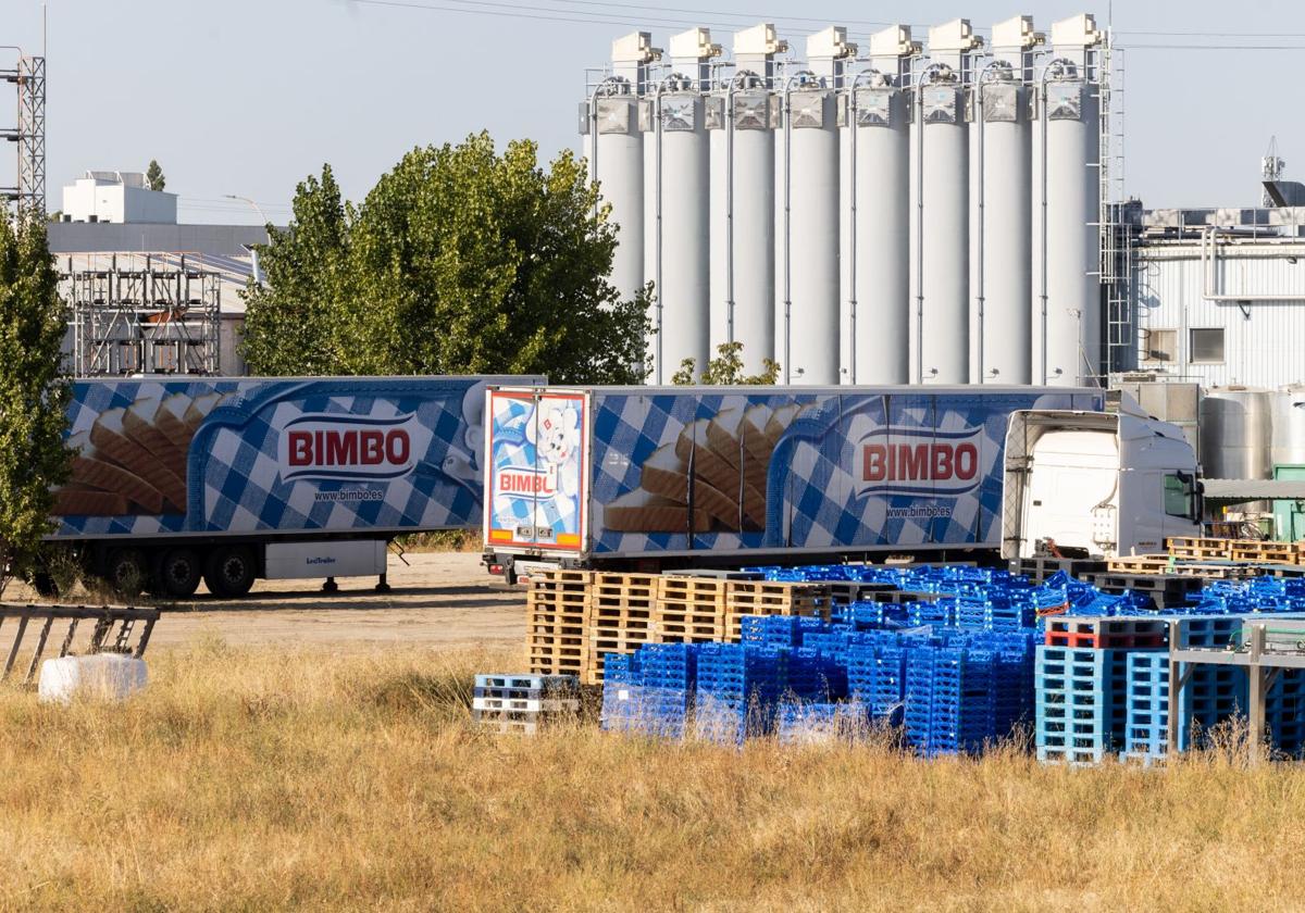 Camiones de Bimbo junto a la fábrica de la calle Pirita del polígono San Cristóbal de Valladolid.