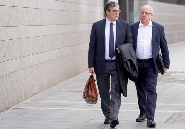 Alfonso Centeno, acompañado de José Ferrández Otaño, su abogado y excompañero en el grupo del PP de la Diputación, llega a una de las sesiones del juicio de Meseta Ski.